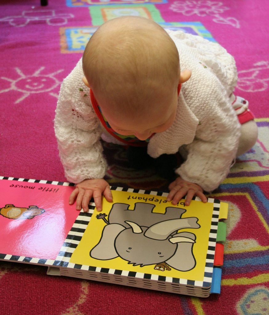 תינוק מסתכל בספר